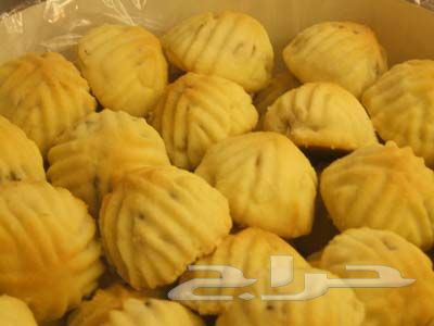 زيت وزيتون مكبوس ومخللات وزعتر وجبنة أغنام وحلويات ومكسرات