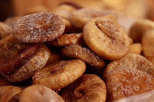 زيت وزيتون مكبوس ومخللات وزعتر وجبنة أغنام وحلويات ومكسرات